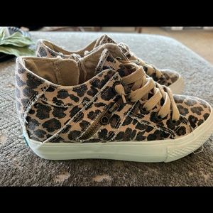 Blowfish leopard print platform shoes. Size 7